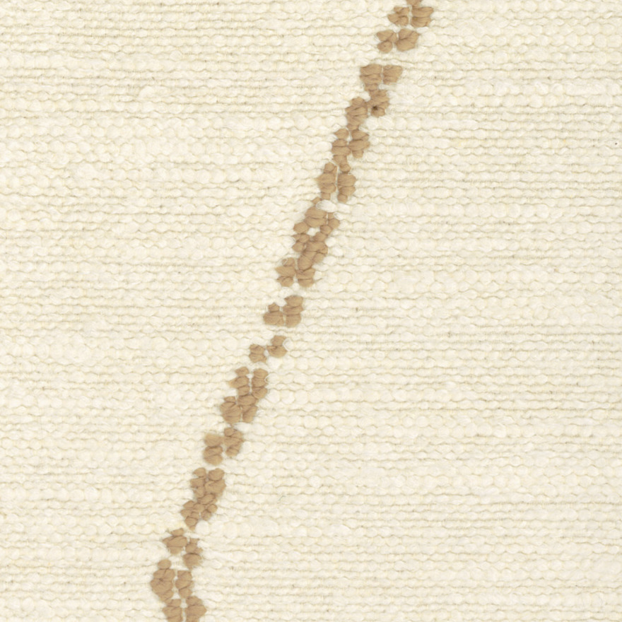 Detail van Elitis Tampico-stof LR 355 02 met een grove, crèmekleurige structuur en een diagonale lijn van bruine geweven accenten.