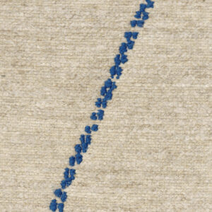 Detail van Elitis Tampico-stof LR 355 41 met grove beige textuur en diagonale blauwe borduurlijn.