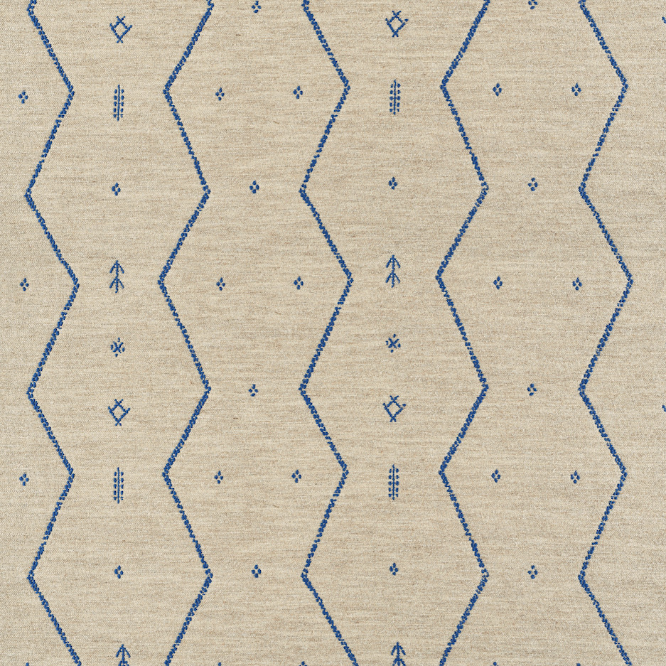 Beige Elitis Tampico-stof met een zigzagpatroon en blauwe geometrische motieven.
