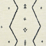 Lichtbeige Elitis Tampico LR 355 80-stof met zwart geometrisch en etnisch patroon.