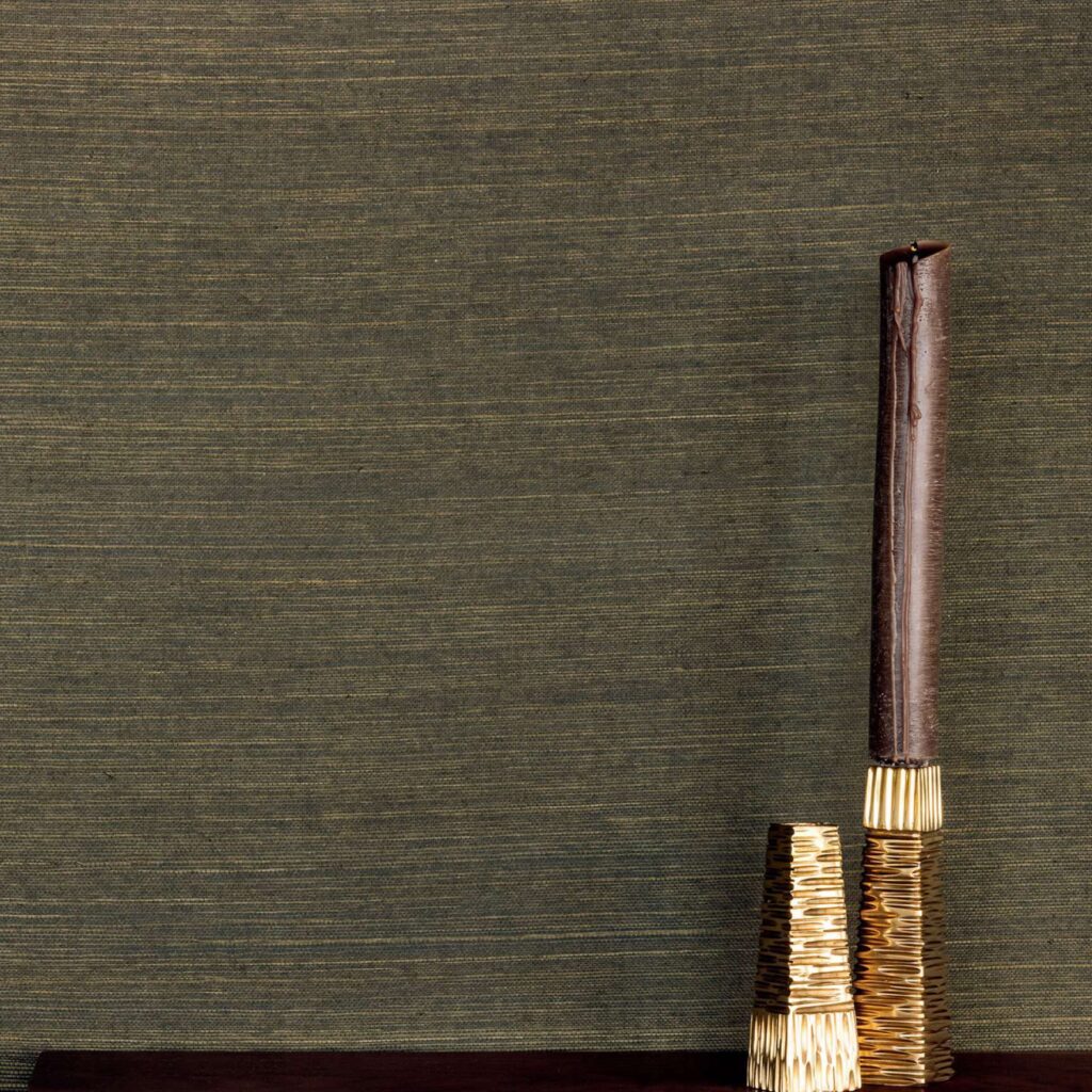 Decoratieve opstelling voor een Elitis Tribus sisal behang in een natuurlijke bruintint met geweven textuur.