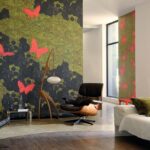 Interieur met Elitis-behang "Une histoire de paradis", gekenmerkt door felroze vlinders op een groen-zwarte achtergrond.