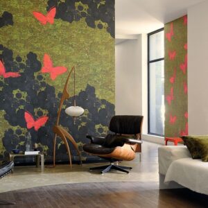 Interieur met Elitis-behang "Une histoire de paradis", gekenmerkt door felroze vlinders op een groen-zwarte achtergrond.