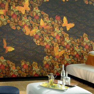 Sfeervolle woonkamer met een wandbekleding uit de Elitis-collectie "Une histoire de paradis", met kleurrijke bloemen en gele vlinders op een donkerblauwe achtergrond.