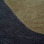 Detail van het Elitis Yasabai vloerkleed TA 122 64 07 in olijfgroen met een donker gebogen patroon.