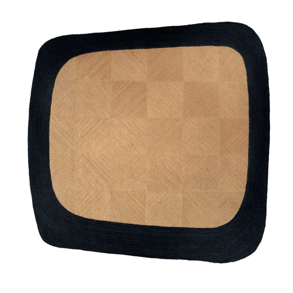 Beige Elitis Yasabai vloerkleed TA 122 81 07 met zwarte omlijsting in organische rechthoekige vorm.