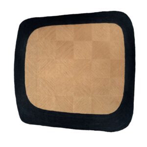 Beige Elitis Yasabai vloerkleed TA 122 81 07 met zwarte omlijsting in organische rechthoekige vorm.