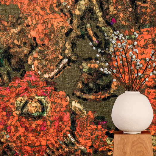 Witte vaas met sierlijke takken op een houten blok, voor Elitis Zakinthos VP 956 01 panorama behang met warm bloemenpatroon.