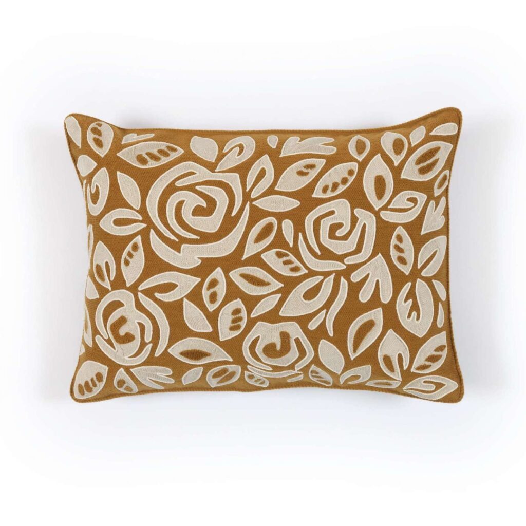 Mosterdgeel Elitis Aimee CO 261 25 02 kussen met geborduurd bloemen- en bladdessin in crème.