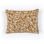 Mosterdgeel Elitis Aimee CO 261 25 02 kussen met geborduurd bloemen- en bladdessin in crème.