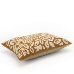 Mosterdgeel Elitis Aimee sierkussen met wit geborduurd bloemen- en bladmotief, zijaanzicht.
