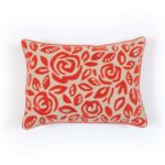 Rechthoekig Elitis Aimee CO 261 34 02 sierkussen met rood bloemen- en bladdessin op een beige achtergrond.