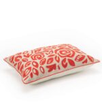 Zijkant van het Elitis Aimee CO 261 34 02 kussen met rood abstract bloemenpatroon op een crèmekleurige achtergrond.