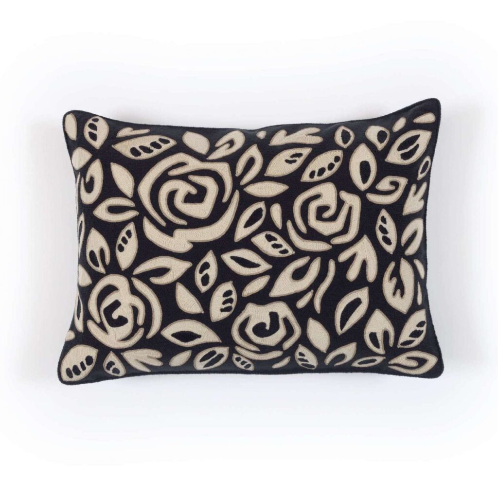 Rechthoekig Elitis Aimee CO 261 81 02 sierkussen met beige bloemen- en bladdessin op een zwarte achtergrond.