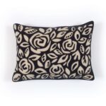 Rechthoekig Elitis Aimee CO 261 81 02 sierkussen met beige bloemen- en bladdessin op een zwarte achtergrond.