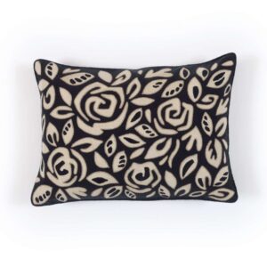 Rechthoekig Elitis Aimee CO 261 81 02 sierkussen met beige bloemen- en bladdessin op een zwarte achtergrond.