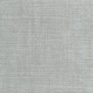 Lichtgrijs Elitis Alcove II behang met een subtiele textielstructuur en geweven uitstraling.