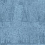 Blauw Elitis Atelier d’Artiste VP 880 40 behang met een textuur van verweerde, horizontale stroken.