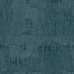 Donkerblauw Elitis Atelier d'Artiste VP 880 42 behang met een verweerde, textielachtige structuur.