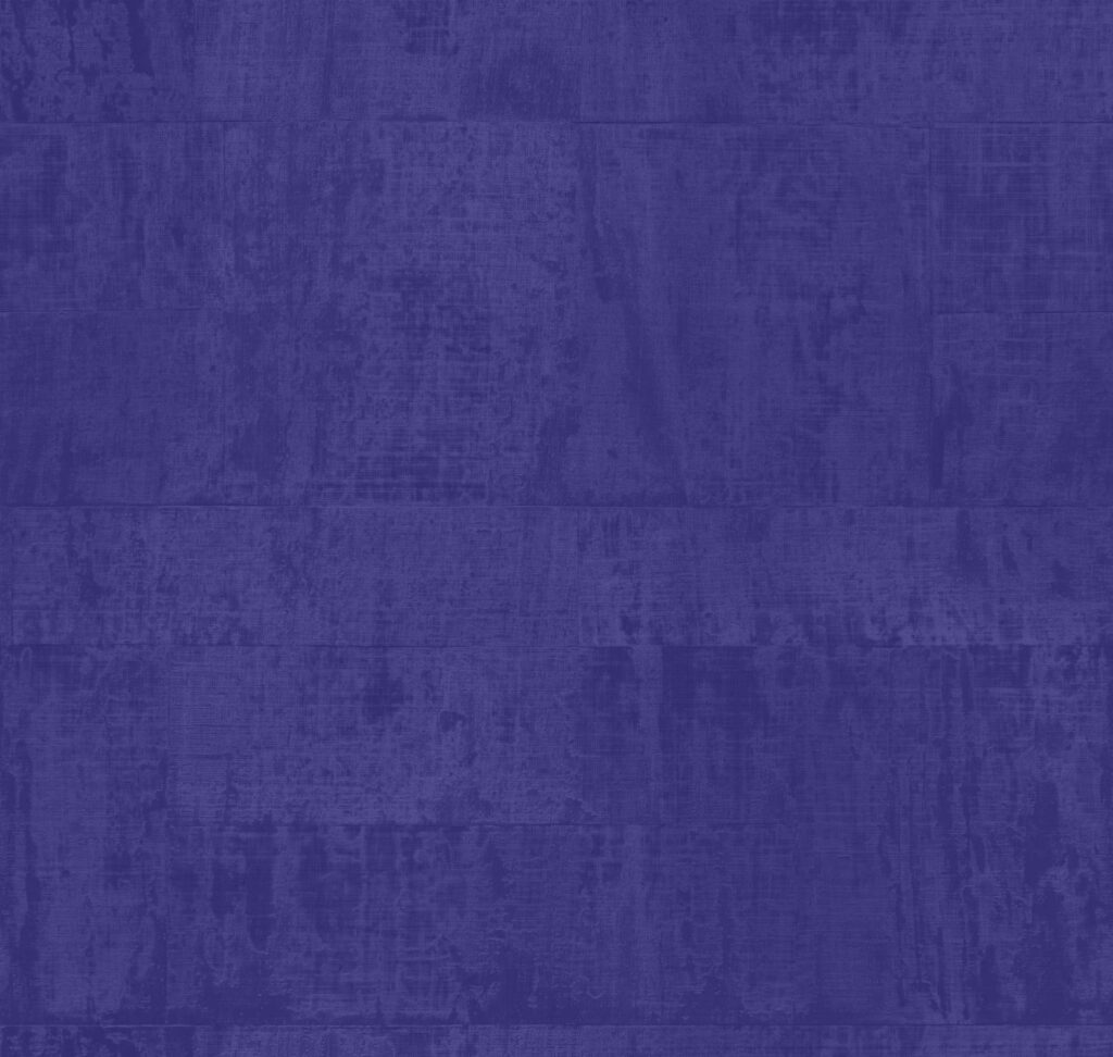 Diepblauw Elitis Atelier d'Artiste VP 880 43 behang met een grove textuur en een artistiek, geschilderd effect.