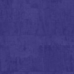 Diepblauw Elitis Atelier d'Artiste VP 880 43 behang met een grove textuur en een artistiek, geschilderd effect.