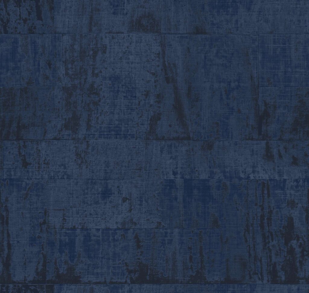 Donkerblauw behang Elitis Atelier d'artiste VP 880 44 met een verweerde, textielachtige structuur.