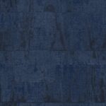 Donkerblauw behang Elitis Atelier d'artiste VP 880 44 met een verweerde, textielachtige structuur.