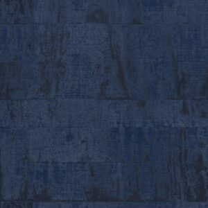 Donkerblauw behang Elitis Atelier d'artiste VP 880 44 met een verweerde, textielachtige structuur.