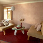 Sfeervolle woonkamer met Elitis Atelier d’Artiste VP 880 53 behang, houten meubels en warme accenten.