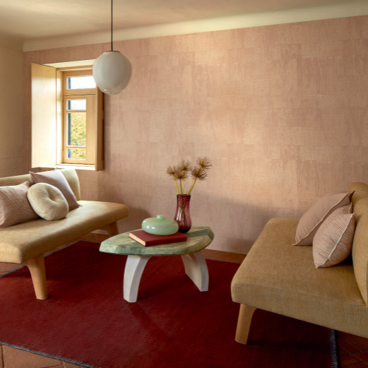 Sfeervolle woonkamer met Elitis Atelier d’Artiste VP 880 53 behang, houten meubels en warme accenten.