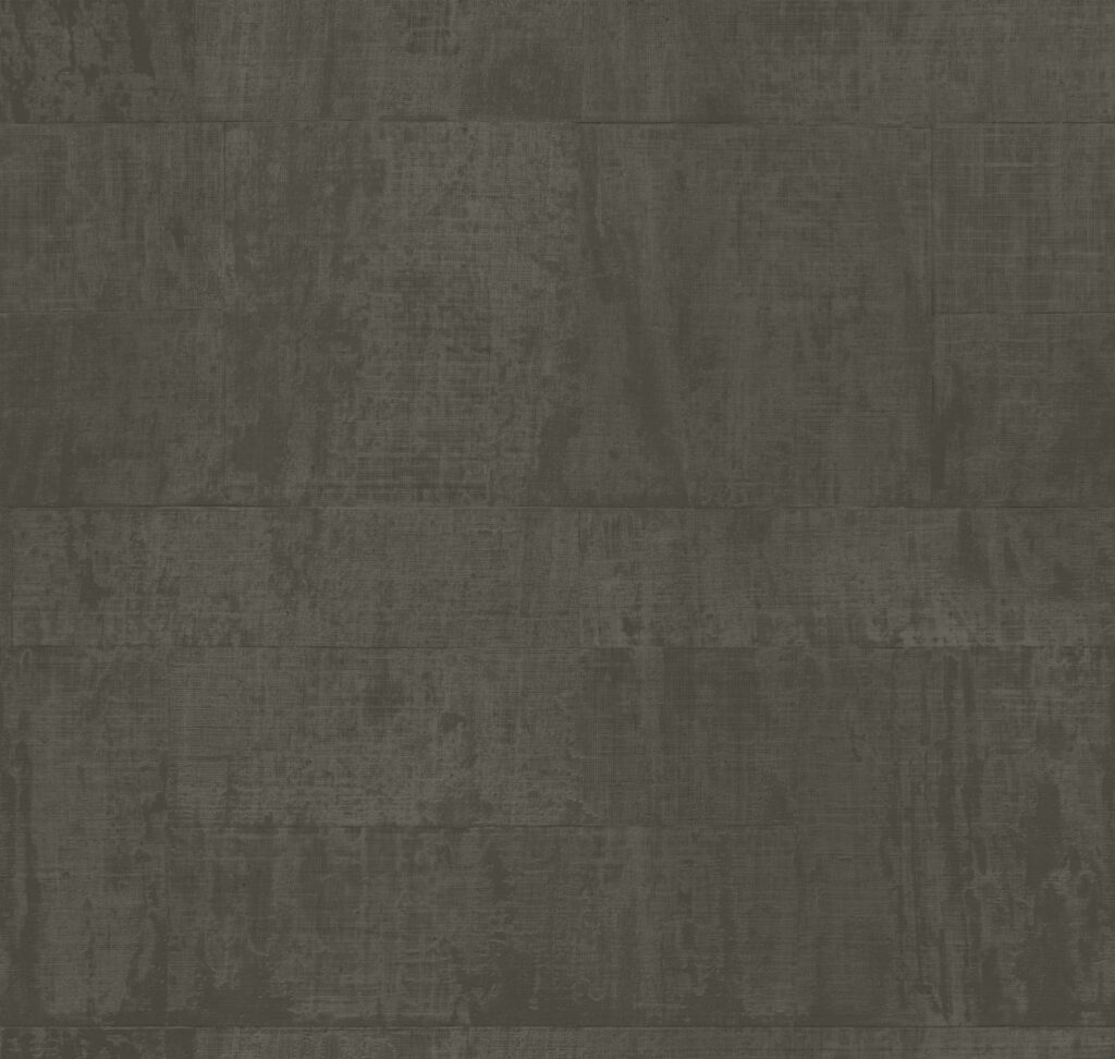 Donkergrijs Elitis Atelier d'Artiste VP 880 61 behang met een textuur van verweerd hout.