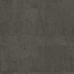 Donkergrijs Elitis Atelier d'Artiste VP 880 61 behang met een textuur van verweerd hout.
