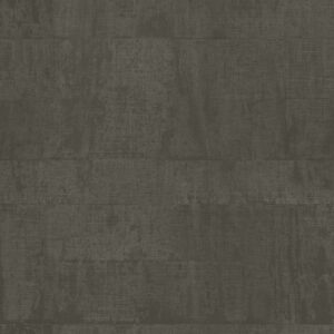 Donkergrijs Elitis Atelier d'Artiste VP 880 61 behang met een textuur van verweerd hout.