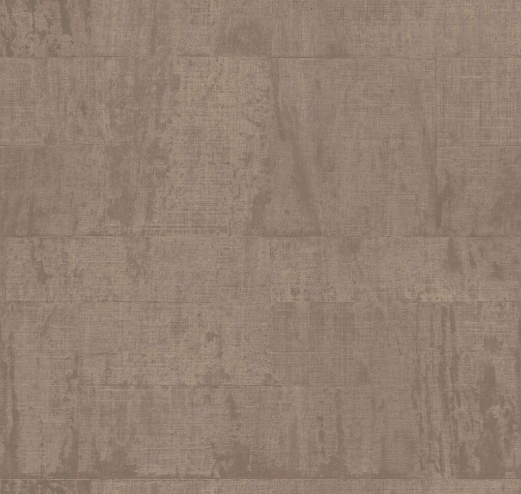 Behang met een verweerde, artistieke textuur in warme bruinroze tinten uit de Elitis Atelier d’Artiste collectie.
