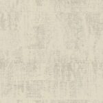 Lichtgrijs Elitis Atelier d'artiste VP 880 94 behang met een verweerd, textielachtig patroon.