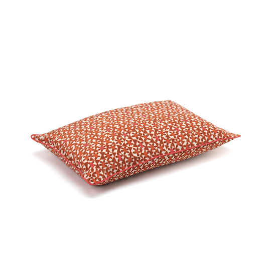 Rechthoekig Elitis Azteca kussen met rood-wit geometrisch patroon op een witte achtergrond.
