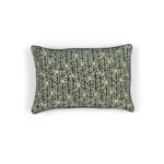 Rechthoekig Elitis Azteca kussen met donkergroene achtergrond en geometrisch bloemenpatroon in beige en wit.