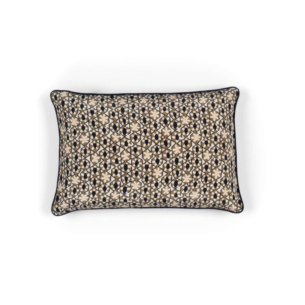 Rechthoekig Elitis Azteca kussen met een geometrisch patroon in beige, bruin en zwart.