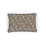 Rechthoekig Elitis Azteca kussen met een geometrisch patroon in beige, bruin en zwart.
