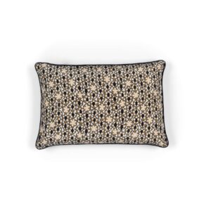 Rechthoekig Elitis Azteca kussen met een geometrisch patroon in beige, bruin en zwart.