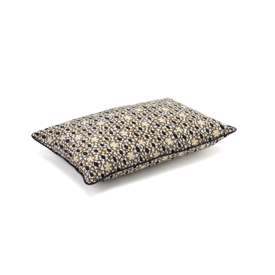 Rechthoekig Elitis Azteca kussen met een geometrisch patroon in blauw, beige en zwart, gezien vanaf de zijkant.