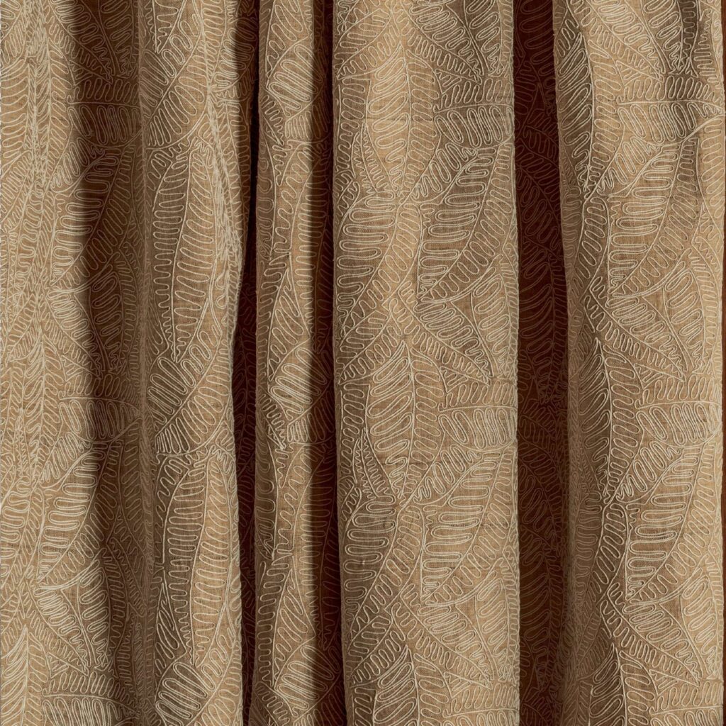 Beige gordijn van Elitis Baleares Anita LZ 900 02 stof met een geborduurd bladmotief.