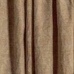 Beige gordijn van Elitis Baleares Anita LZ 900 02 stof met een geborduurd bladmotief.