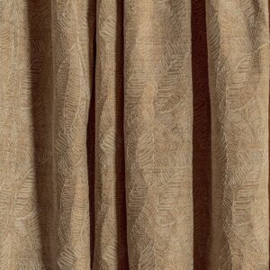 Beige gordijn van Elitis Baleares Anita LZ 900 02 stof met een geborduurd bladmotief.