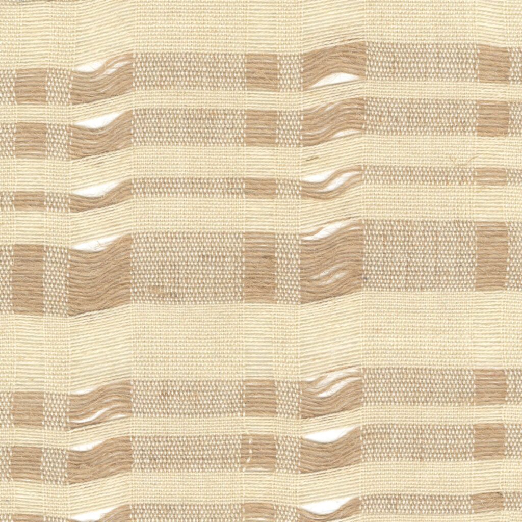 Alt-tekst: Beige en lichtbruine geweven stof met een geruit patroon uit de Elitis Baleares Brisa collectie.