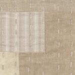 Close-up van Elitis Baleares Costa LZ 902 05 textiel met beige patchwork en verticale stiksels.