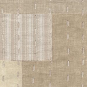 Close-up van Elitis Baleares Costa LZ 902 05 textiel met beige patchwork en verticale stiksels.