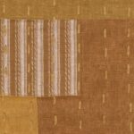 Textielpatroon uit de Elitis Baleares Costa collectie met bruine en okergele vlakken, versierd met verticale stiksels en strepen.