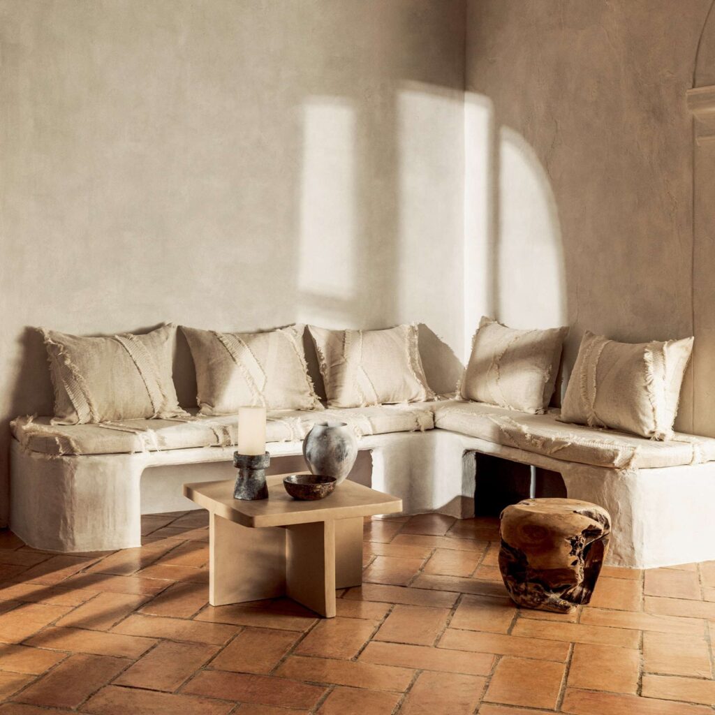 Zithoek met Elitis Baleares Duna stof in een rustiek, mediterraan interieur met aardetinten.