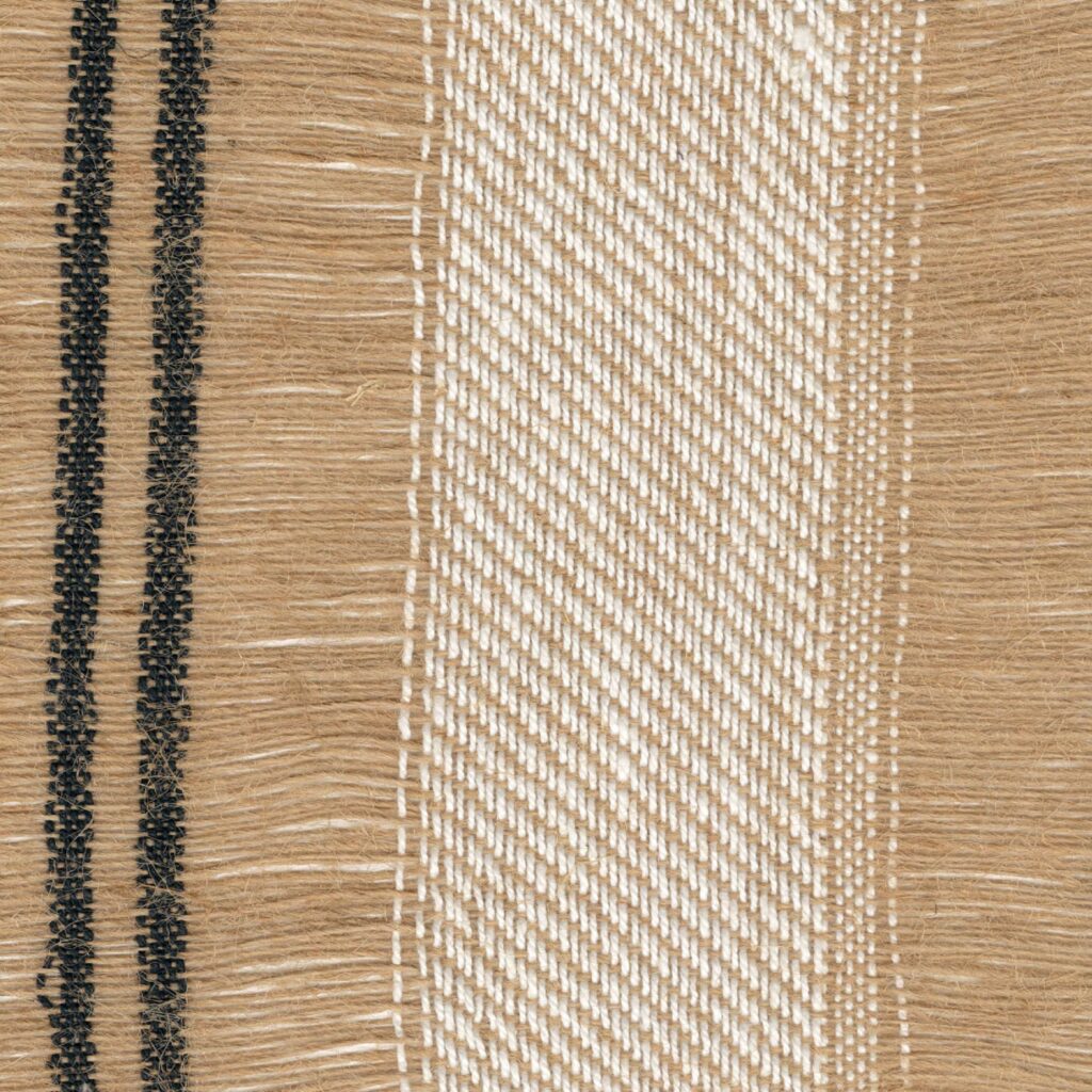 Detailopname van Elitis Baleares Eularia JU-001-29 textiel met beige, witte en zwarte geweven strepen.